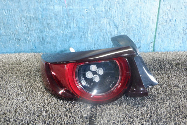 ！最終価格！ マツダ3 3DA-BP8P 左テールランプ LED KOITO 220-6519P [ZNo