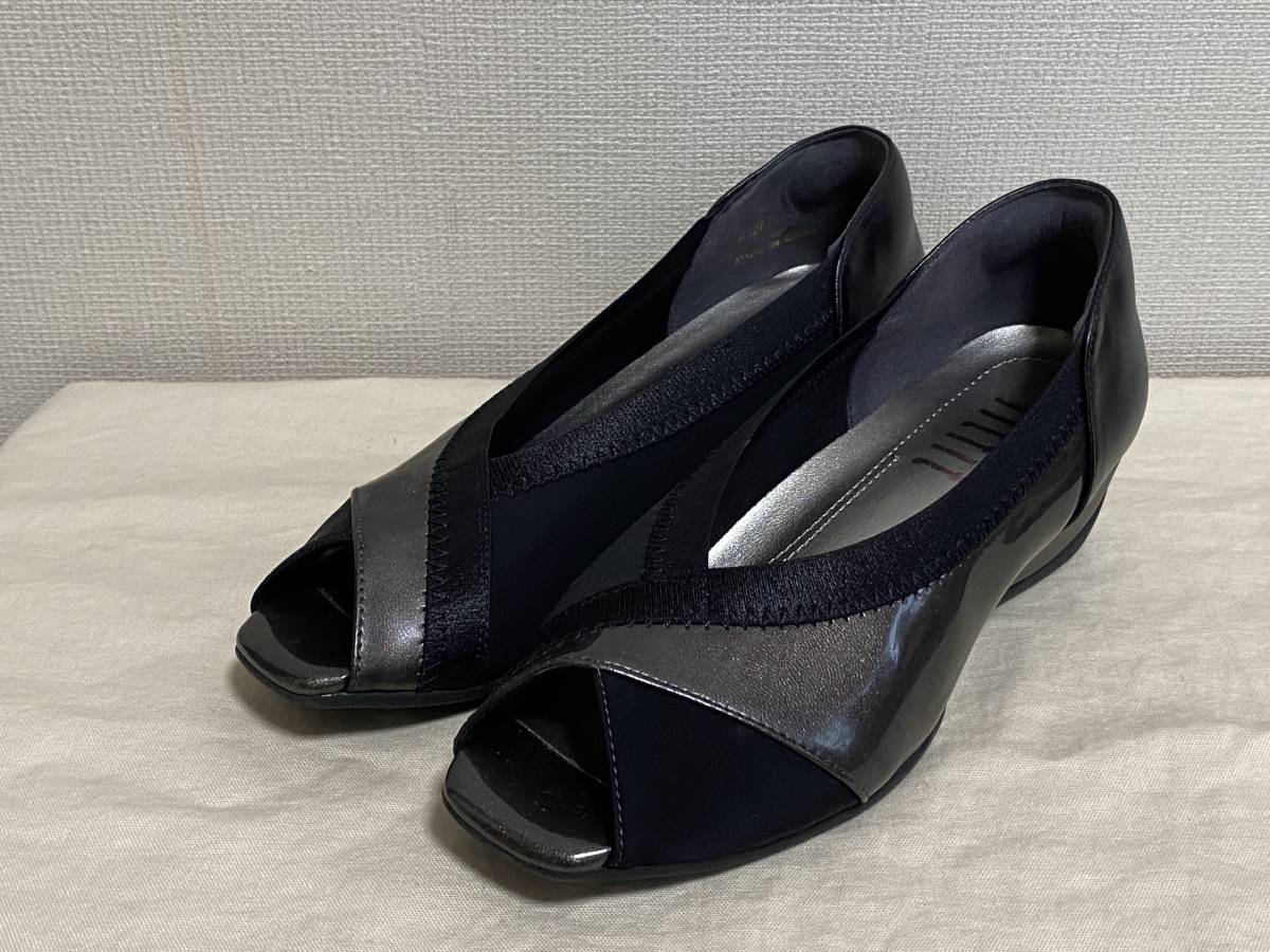 ★美品【fitfit/フィットフィット】ストレッチバイアストラップオープントゥウェッジ パンプス（22.5EEE)★