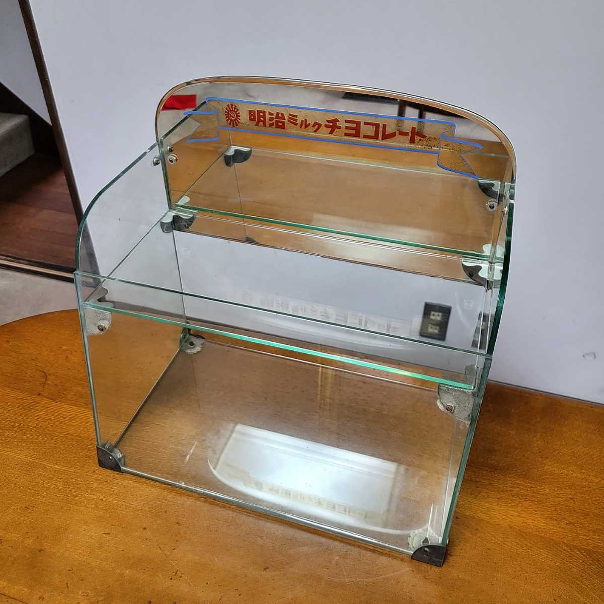 古いガラスショーケース》《鏡付き店頭用ガラスケース》《明治ミルク 