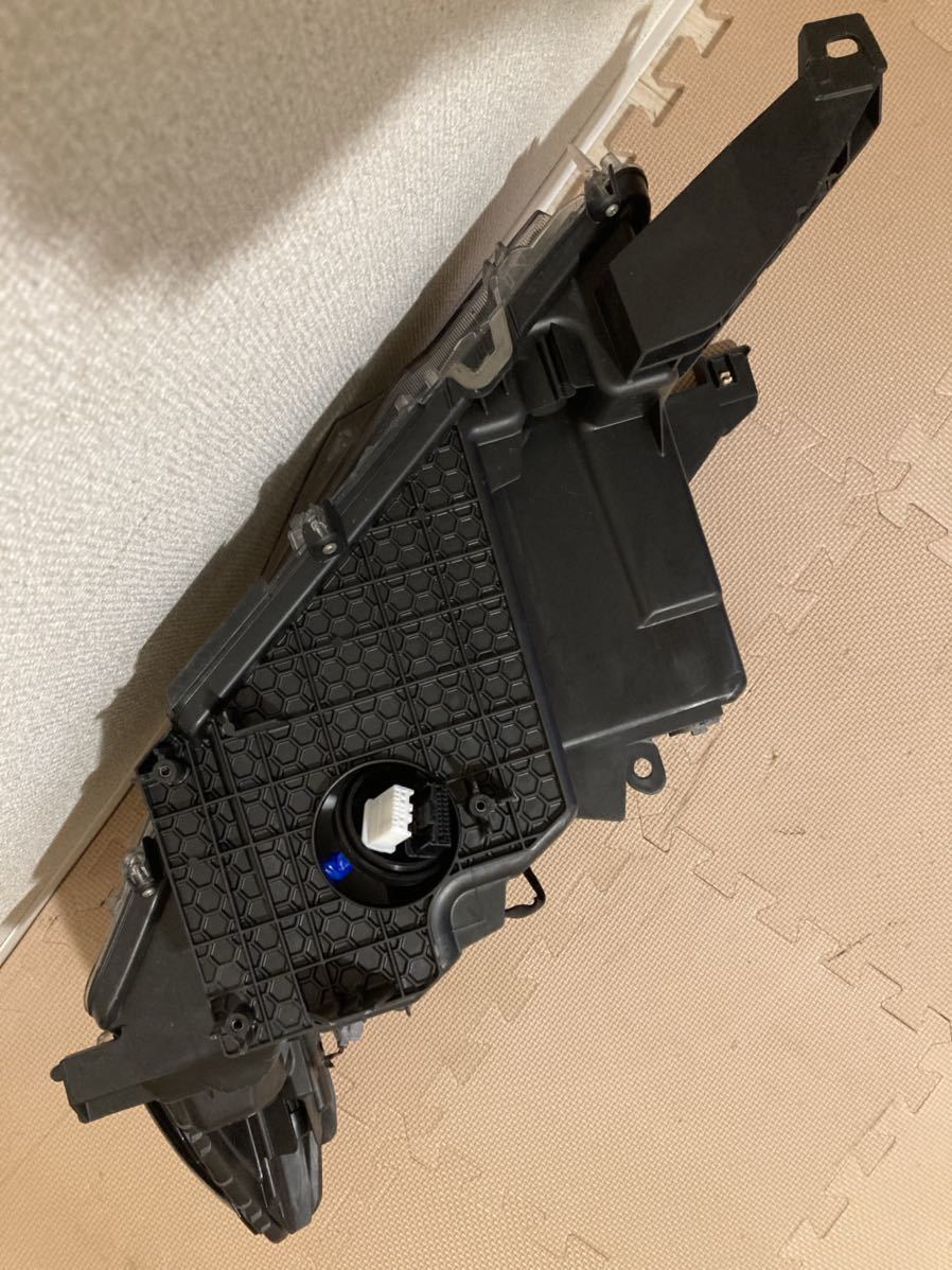 トヨタ ランドクルーザープラド 150 後期 ヘッドライト 右側 KOITO 60