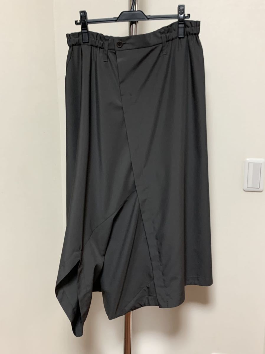 超レア！132 5.isseymiyakeスカートパンツ袴パンツ美しいグレーイッセイミヤケ ISSEY MIYAKE 超レア！132 オムプリッセ 袴 MIYAKE（カジュアルパンツ）のフリマ