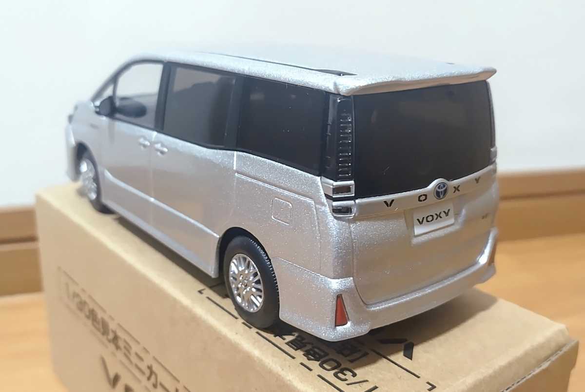 トヨタ ヴォクシー VOXY ハイブリッド 1/30 カラーサンプルミニカー 