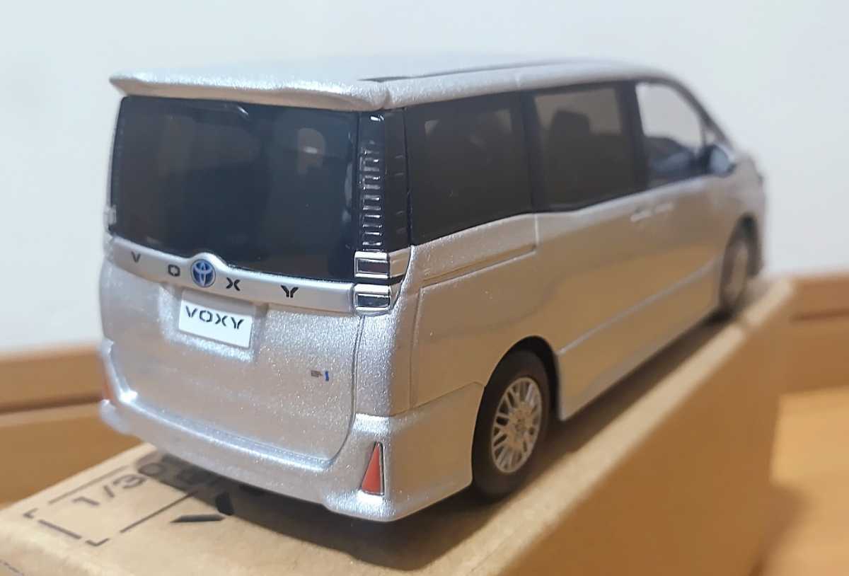 トヨタ ヴォクシー VOXY ハイブリッド 1/30 カラーサンプルミニカー
