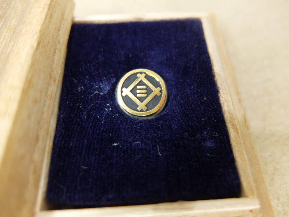 三井財閥三井グループ　社章ピンバッジ 三井グループ 三井化学工業 社員章ピンバッジ 桐箱付 ／ ピンズ
