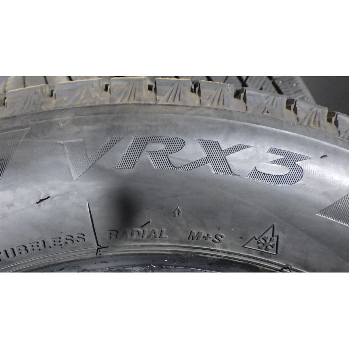ブリヂストン BLIZZAK VRX3 185/60R15 4本SET／2021年製7~9分山スタッドレスタイヤ／中古 若干の片減りあり／旭川市手渡し可／フィット等に BLIZZAK 185&frasl;60R15 VRX3 タイヤ タイヤ交換可能ブリヂストン 函館発ブリヂストン☆15インチセット