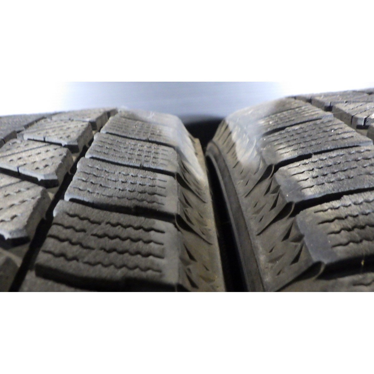 ブリヂストン BLIZZAK VRX3 185/60R15 4本SET／2021年製7~9分山スタッドレスタイヤ／中古 若干の片減りあり／旭川市手渡し可／フィット等に BLIZZAK 185&frasl;60R15 VRX3 タイヤ タイヤ交換可能ブリヂストン 函館発ブリヂストン☆15インチセット