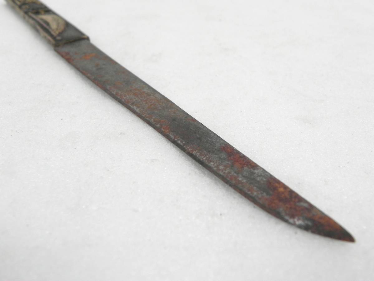 Q7430] 信高銘 小柄 小刀 ペーパーナイフ 刃長12.8㎝ 民族衣装 旗持ち 小刀