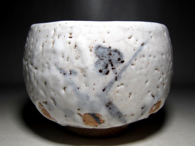 人間国宝 荒川豊蔵 志野梅の絵茶碗 「大月」 優しい手取りの逸品 v917