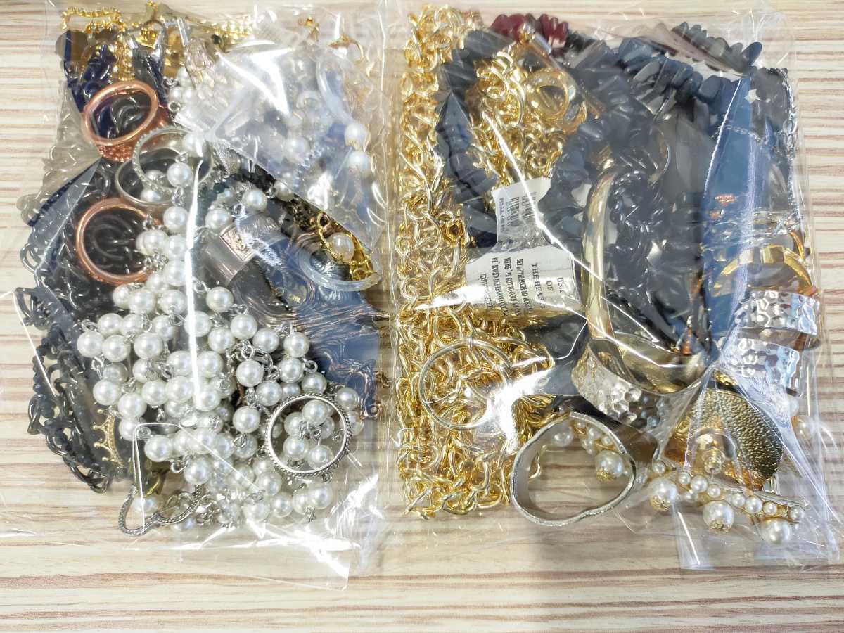 001 遺品整理品 アクセサリー メダル など 無選別 まとめ ネックレス 