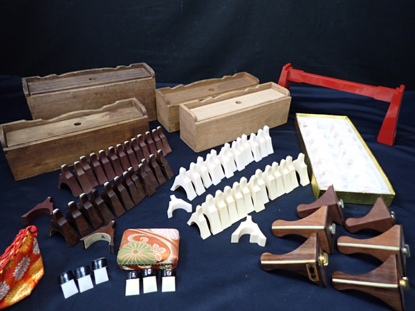琴柱15個　天然素材　猫足　蒔絵小物入　木箱入り　和楽器　琴 M7324】 和楽器 琴柱 5セット ねこ脚 2セット 琴爪 2セット 木箱付有