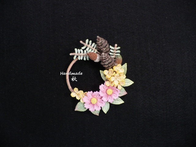 Handmade ◇ 秋のリースブローチ ◇ コスモス、金木犀、松ぼっくり