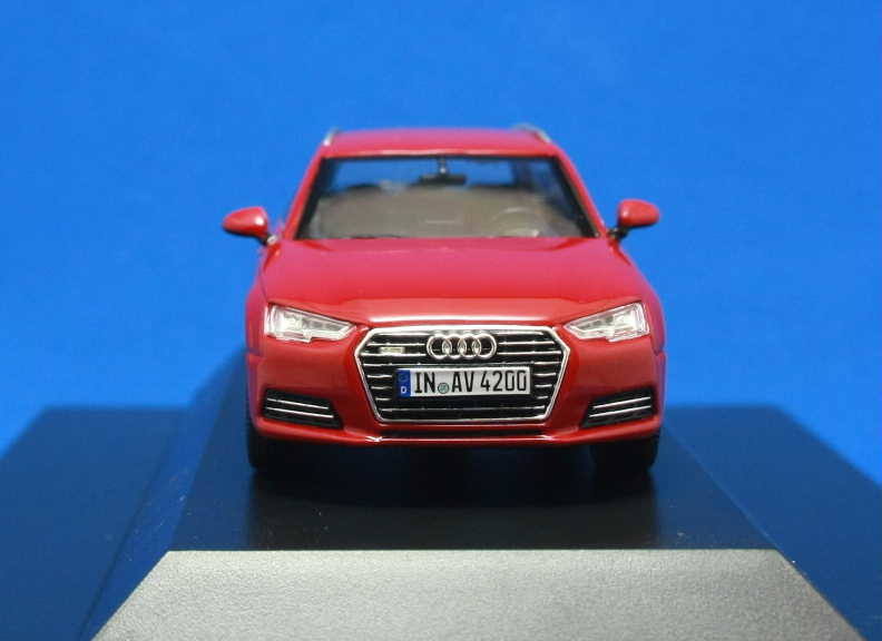 1/43 Audi A4 Avant（B9系）タンゴレッド アウディディーラー特注品