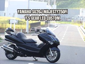 美品 ワイズギア テールレンズガーニッシュ 4D9 マジェスティ SG20J