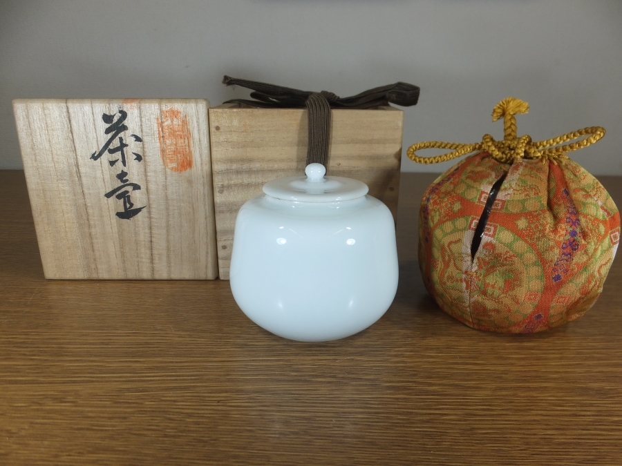 真作保証 初代 奥川忠右衛門 自作 白磁牡丹彫鉢 人間国宝 重要無形文化財 佐賀 ◎【真作保証】 初代 奥川忠右衛門 自作 白磁茶壷 茶入 人間国宝 重要