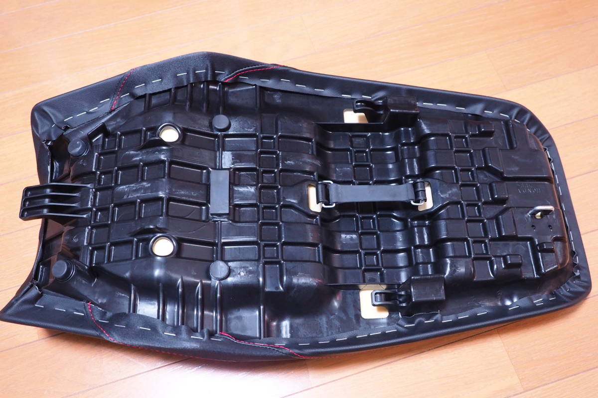 美品】CB1300 SF SB ローシート【使用時間 短】SP対応 赤ステッチ 