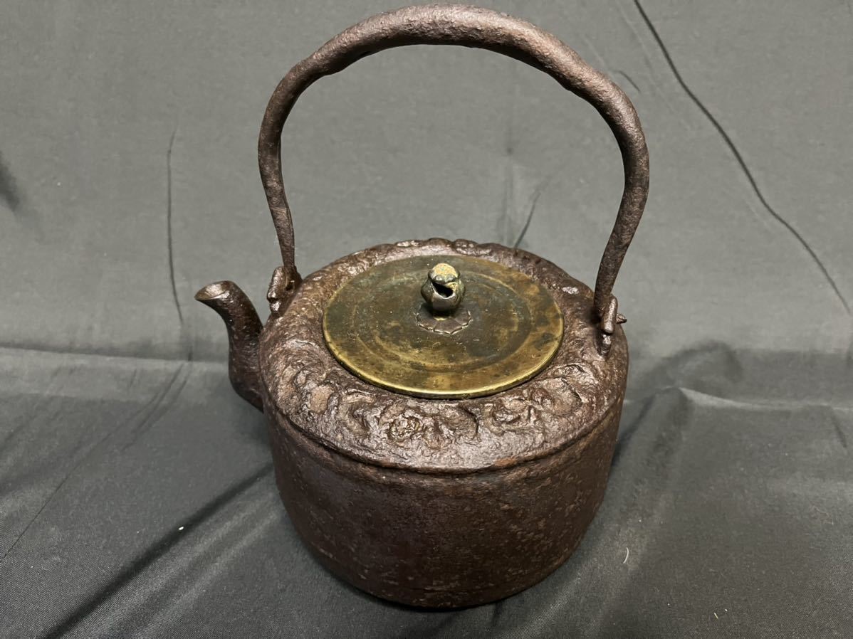 鉄瓶 釜師造斑紫銅蓋花唐草文丸形鉄瓶 煎茶道具茶器湯 銅蓋鉄瓶の由来