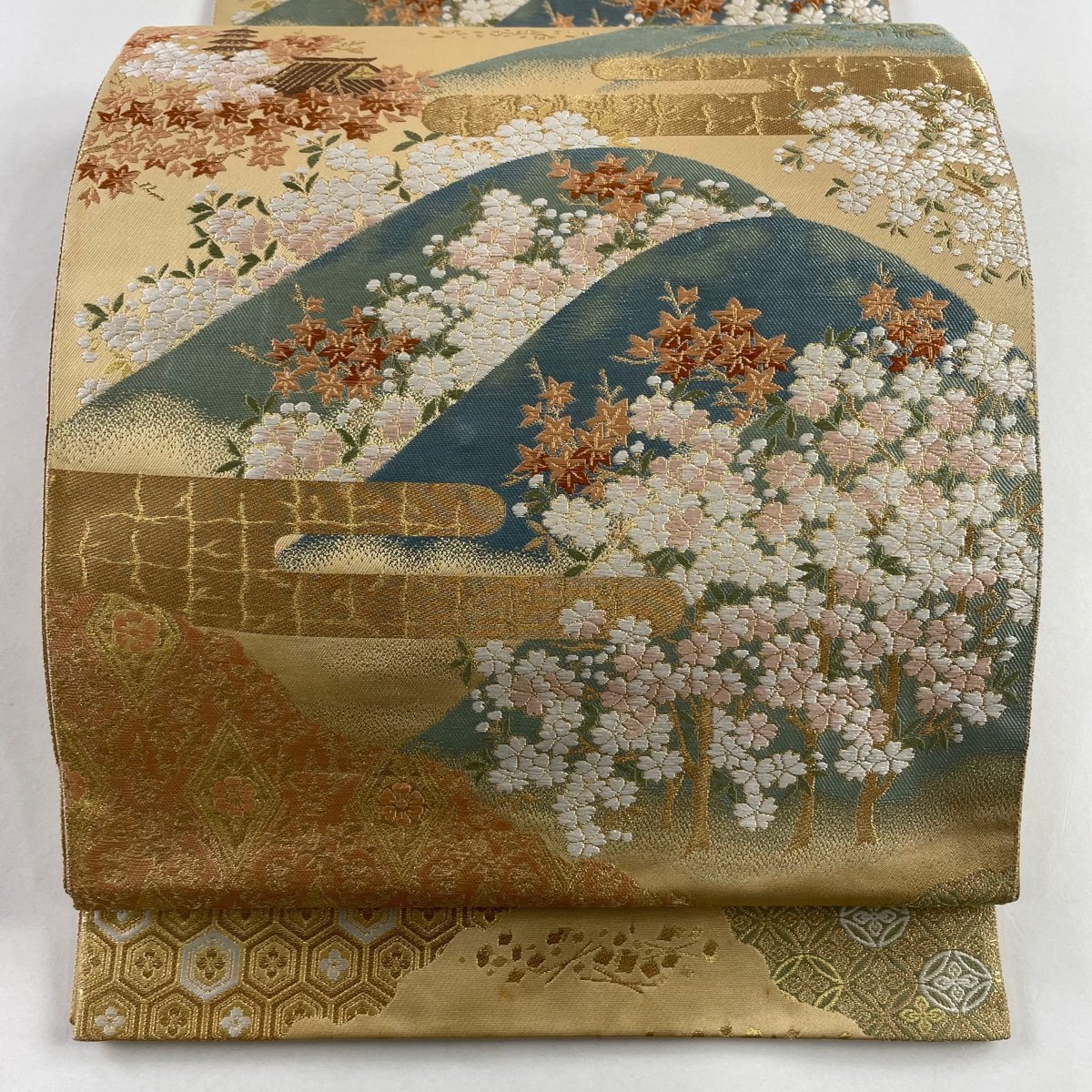 【競ナビ】袋帯 秀品 落款 服部織物 桜 楓 金糸 箔 ベージュ 六通 正絹 【中古】
