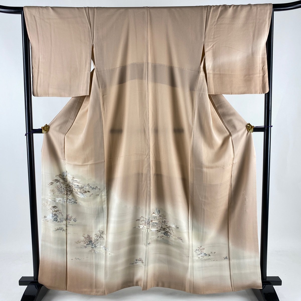 新品，人気SALE 競ナビ 訪問着 秀品 落款 建物 松 蘇州刺繍 ぼかし ピンクベージュ 袷 160cm 65.5cm M 正絹(仕立て上がり)｜売買されたオークション情報、yahooの商品情報をアーカイブ公開 - オークファン 仕立て上がり