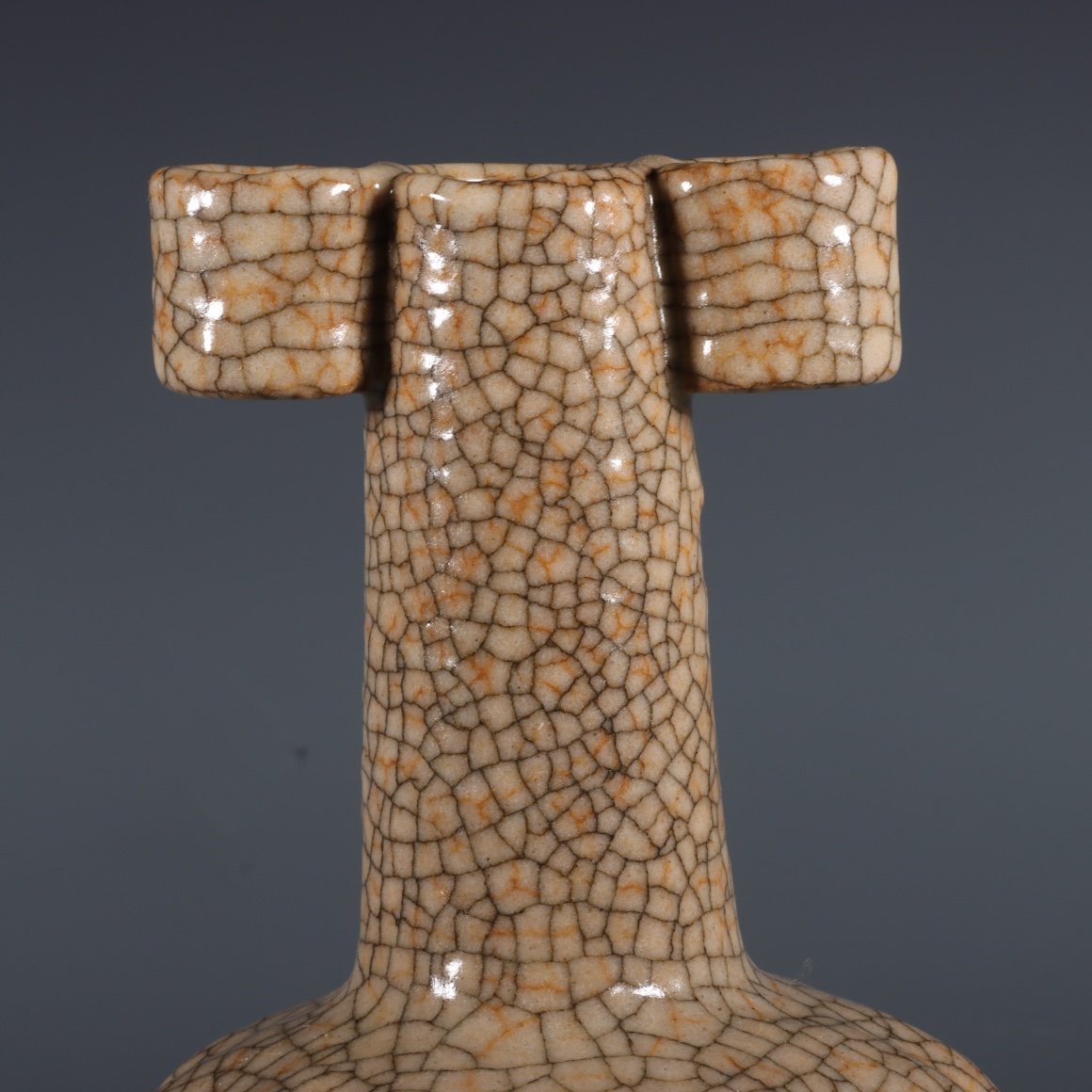 哥窑青釉贯耳瓶- 故宫博物院