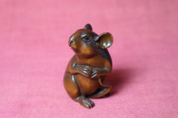 根付け、提げ物、木彫製植物装飾オブジェ 約3,5cm、作家名あり 約3,