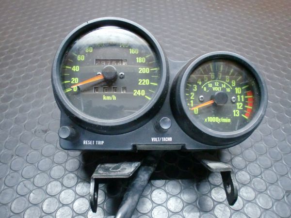カワサキ　z400gp gpz400f2 メーター　希少　レア　当時物　純正 カワサキ z400gp gpz400f2 メーター 希少 レア 当時物 純正 Z400GP