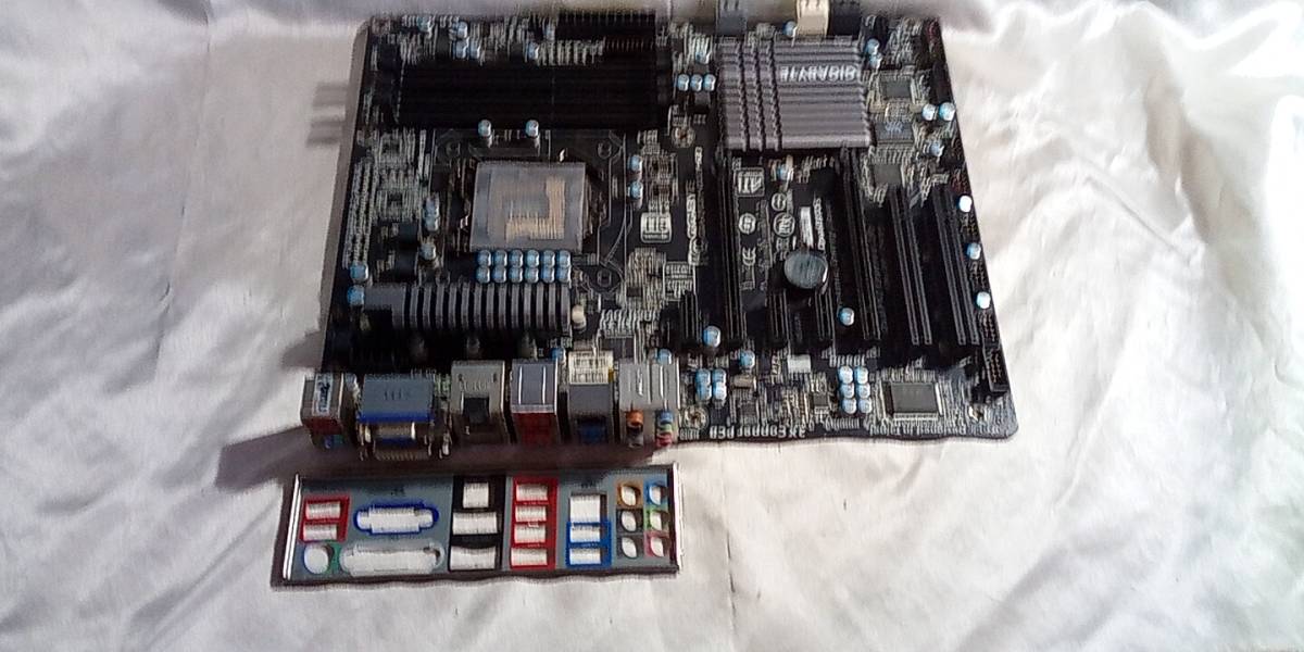 I/O Shield Per Schede Madri Gigabyte GA-Z68X-UD3H-B3 E GA-A75M-UD2H - Backplate Porte