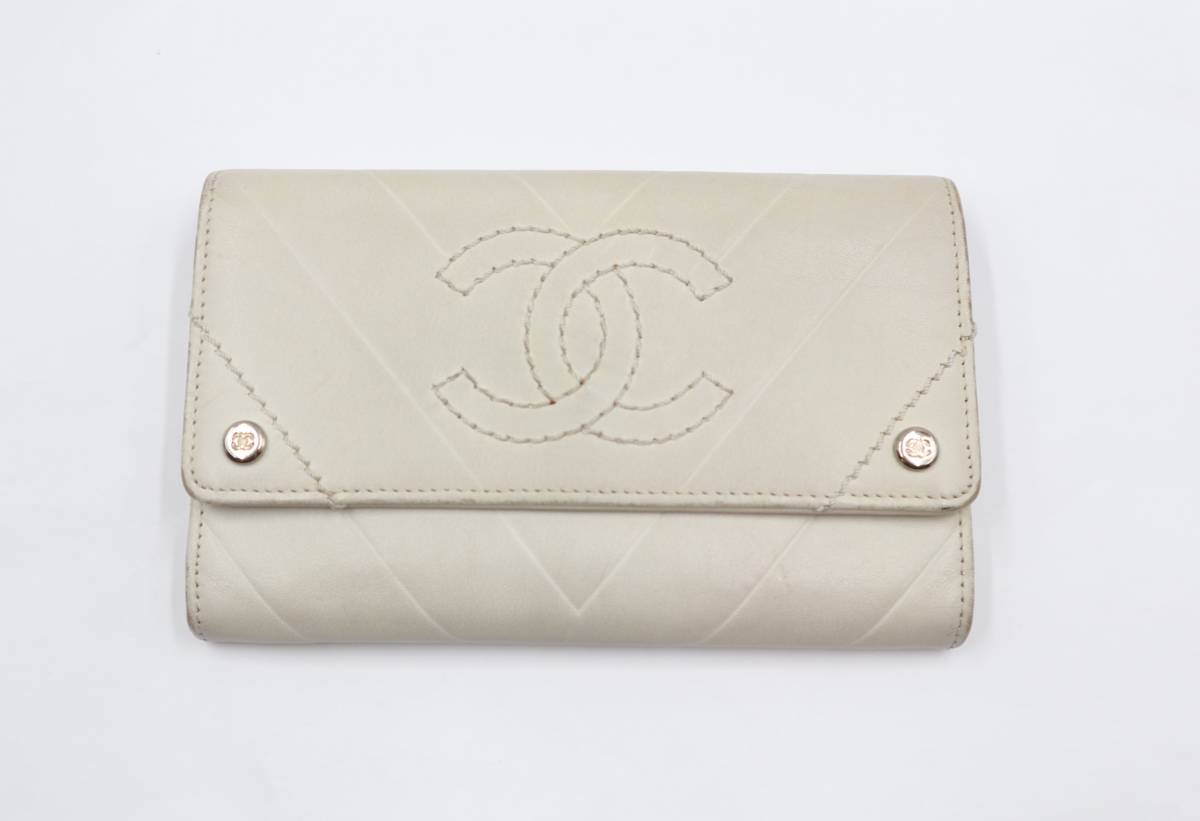  CHANEL シャネル 財布 Vステッチ ホワイト ブランド レディース 小物(女性用財布)｜売買されたオークション情報、yahooの商品情報をアーカイブ公開 - オークファン 服飾小物