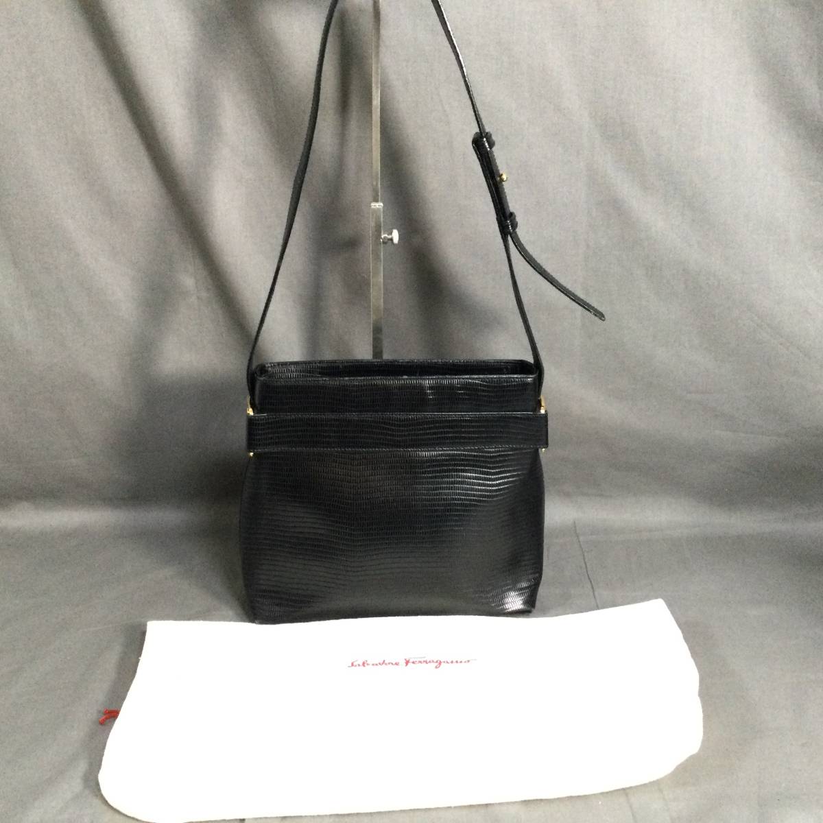  11/15 221043 Salvatore Ferragamo フェラガモ ショルダーバッグ ブラック 黒(かばん、バッグ)｜売買されたオークション情報、yahooの商品情報をアーカイブ公開 - オークファン かばん、バッグ