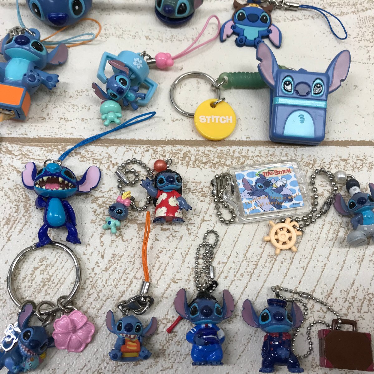 ディズニーキャラクター フィギュア・アクセサリー　ストラップセット　まとめ売り1 ディズニー フィギュア キーホルダー ストラップ 大量 まとめ売り