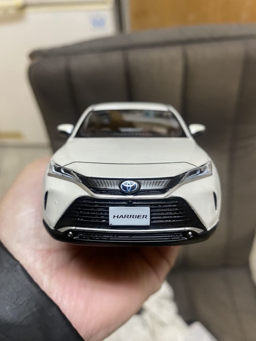 TOYOTA 新型ハリアー カラーサンプル ミニカー ホワイトパール