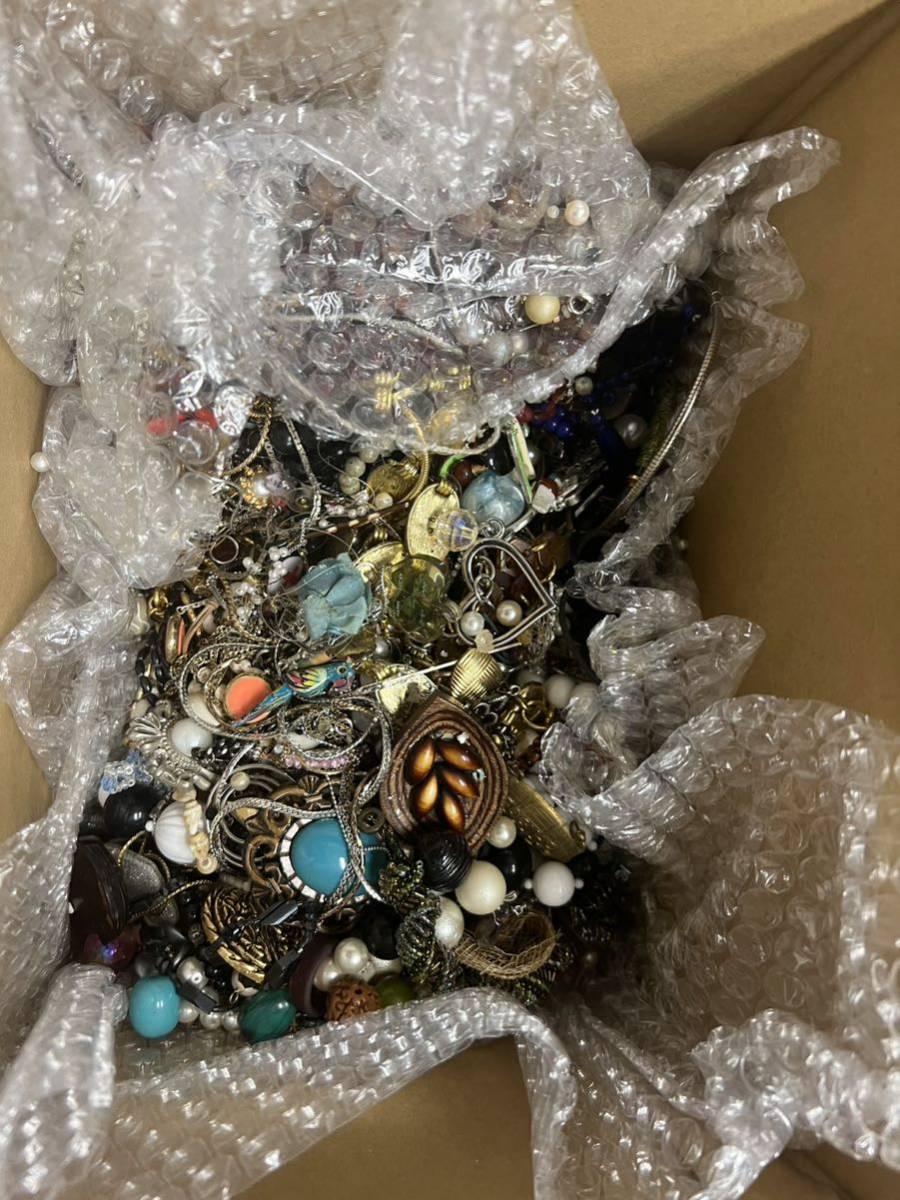 ☆4.3kg☆大量 アクセサリー イミテーション 未検品 ジャンク まとめ