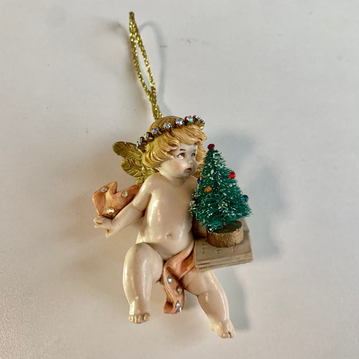 ​ミハエル ネグリンのドール付きオーナメント Michal Negrin ミハエルネグリン チャーム 天使 本×クリスマスツリー
