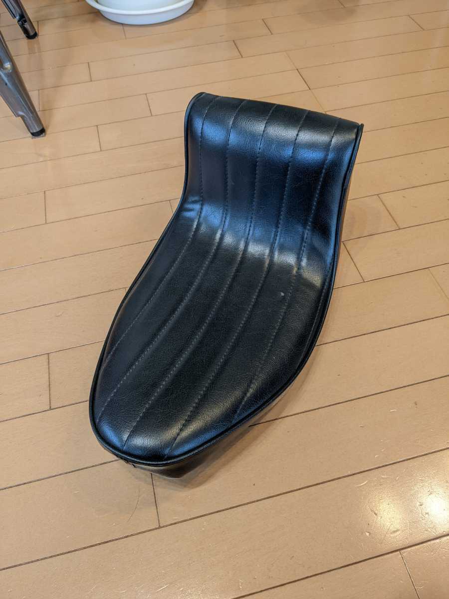ハーレー シート ショベルヘッド チョッパー ソロシート シングルシート 汎用ワンオフシート ハーレーカスタムパーツ通販 | ショベル・パンヘッド用シート リジッド リジッドフレーム４速フレーム マウント ショベル ハーレーショベルFLHシートとカバー ④B級チョッパー汎用ソロシートを手間をかけて取り付け