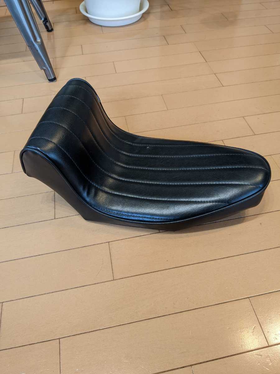 ハーレー シート ショベルヘッド チョッパー ソロシート シングルシート 汎用ワンオフシート ハーレーカスタムパーツ通販 | ショベル・パンヘッド用シート リジッド リジッドフレーム４速フレーム マウント ショベル ハーレーショベルFLHシートとカバー ④B級チョッパー汎用ソロシートを手間をかけて取り付け