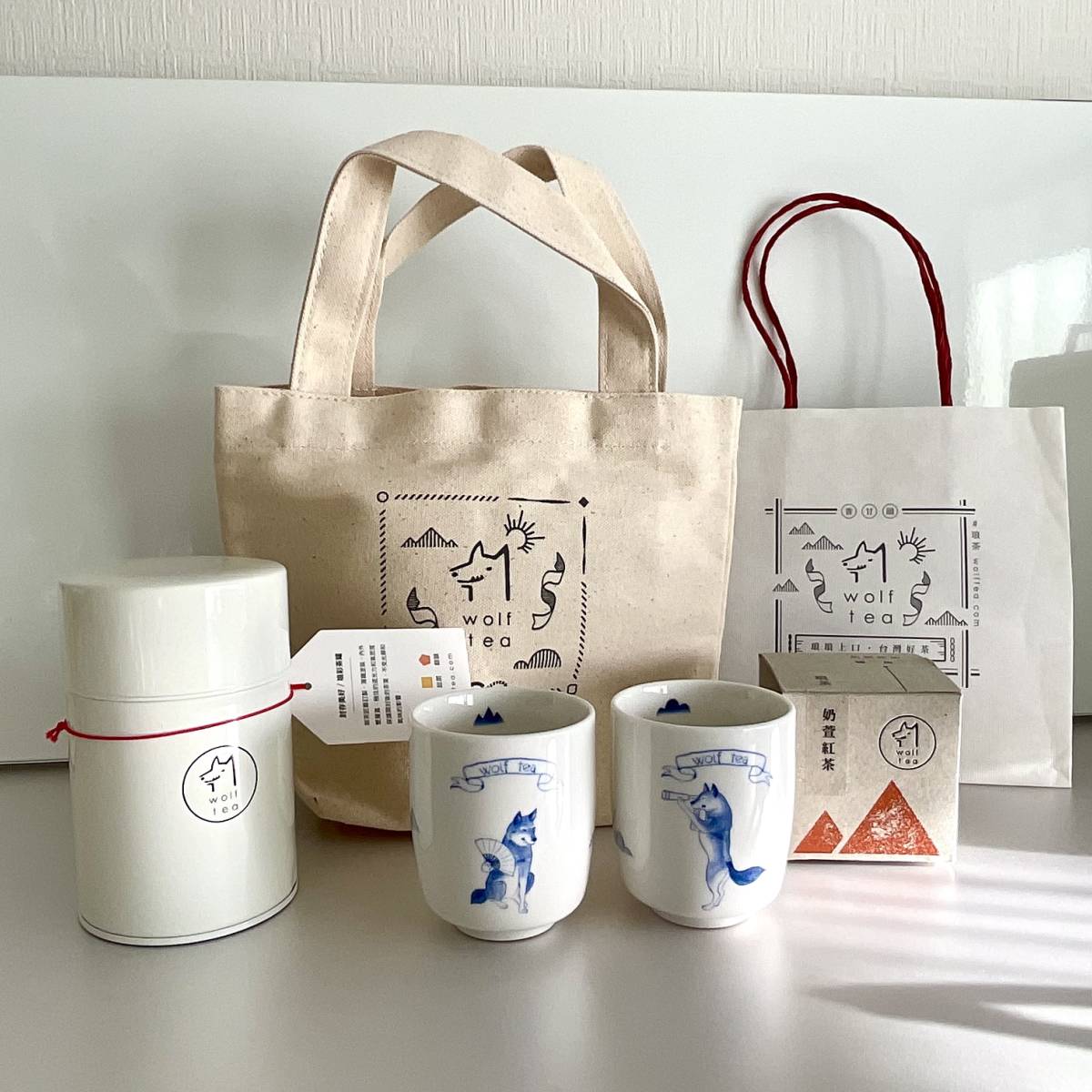 人気定番，HOT 匿名配 台湾 琅茶 ウルフティー茶杯 湯のみ 2個 萱紅茶50g 茶筒 ミニトート 紙袋のセット 台湾雑貨 台湾茶器 中国茶器(茶器)｜売買されたオークション情報、yahooの商品情報をアーカイブ公開 - 茶器