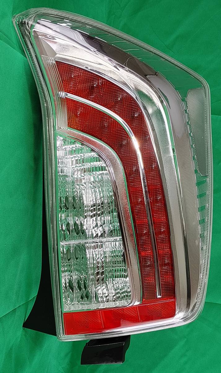 専用ページ プリウス 右リアテールランプ ライト レンズ リヤ 運転席後 サイド LED