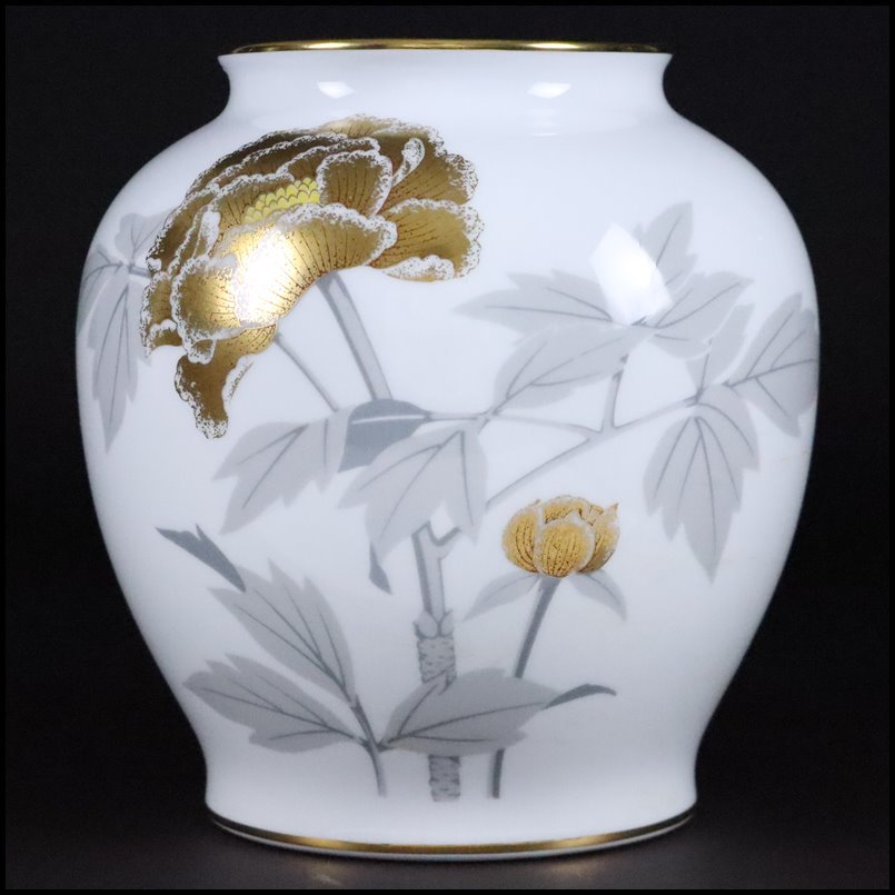 奇】大倉陶園 OKURA / 白磁 金飴 金彩 牡丹図 花瓶 フラワーベース 花器 飾