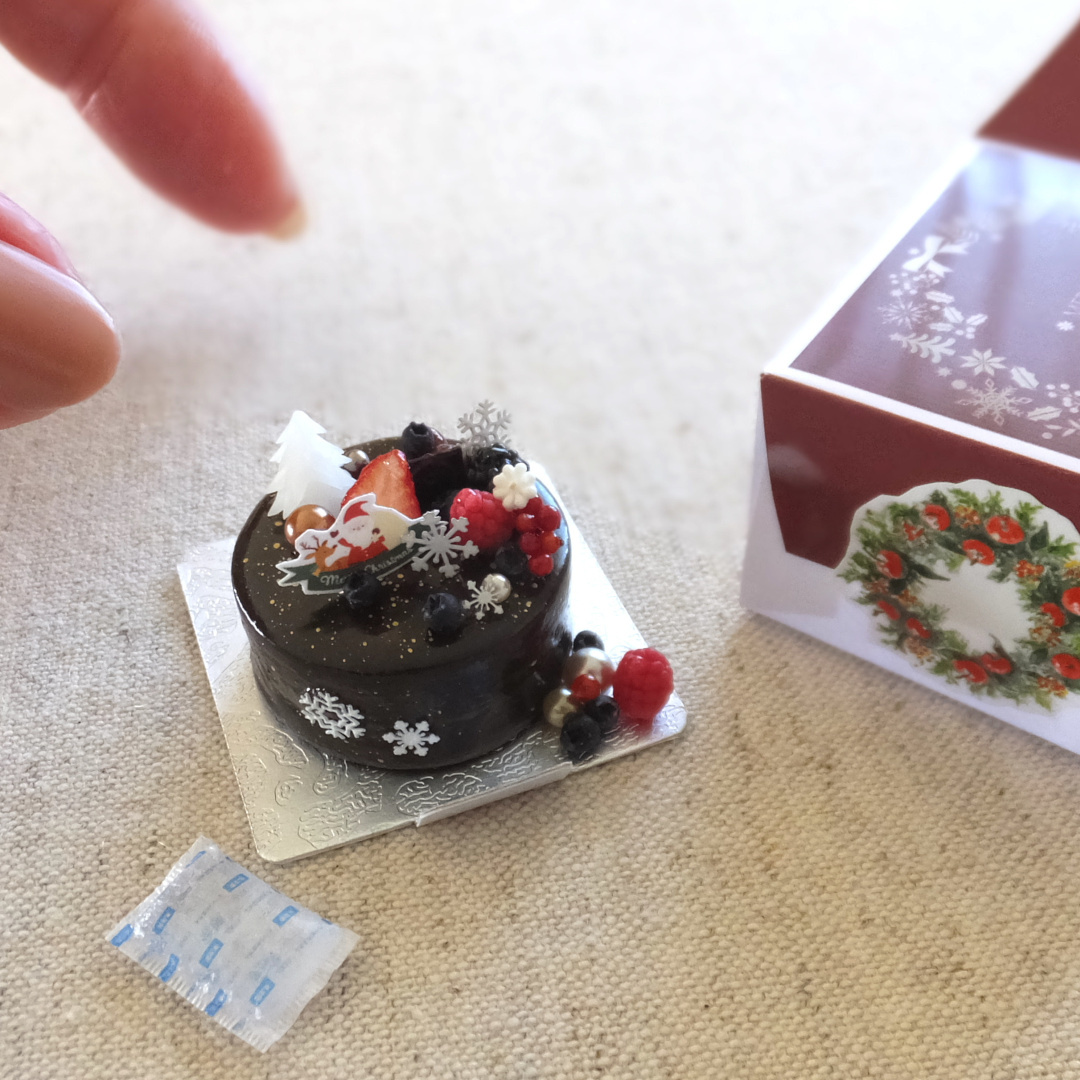ハリネズミ　クリスマスカラーのイチゴ　チョコレートショートケーキドールハウス　ミニチュア　ミニチュアフード クリスマスケーキ 〓〓〓ミニチュア 保冷剤付き 池袋本店22年クリスマスケーキ、まるで”アート”いちご 東武百貨店 祖師ヶ谷大蔵限定ホリデーシーズンにぴったり