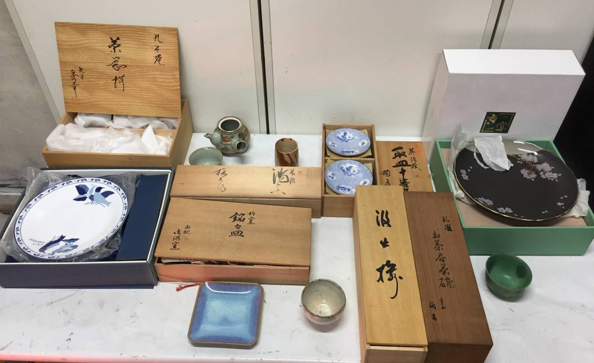□D139 陶器 まとめ 九谷焼 茶器 お茶呑茶碗 大皿 平皿 銘々皿 YUKIKO HANAI