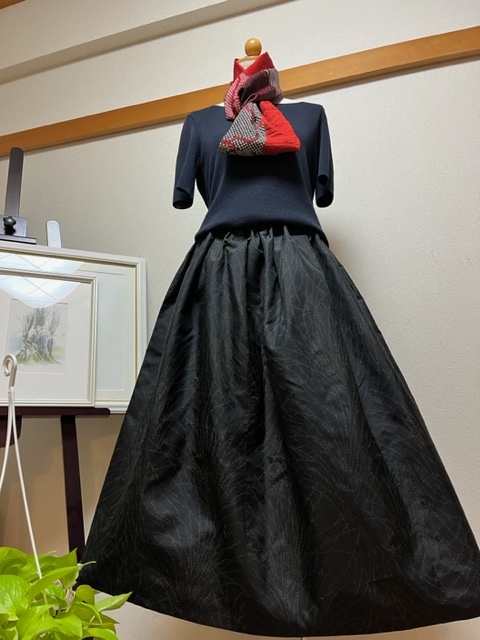 4302/大島紬/黒地にすすきの模様の着物からスカート/裏付き/着物リメイク/ロングスヌードはおまけ～