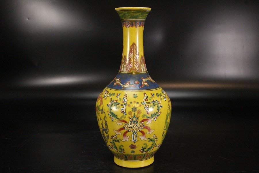 中国美術 黄地 色絵 草花紋 瓶 高21.5cm 乾隆年製款 旧家