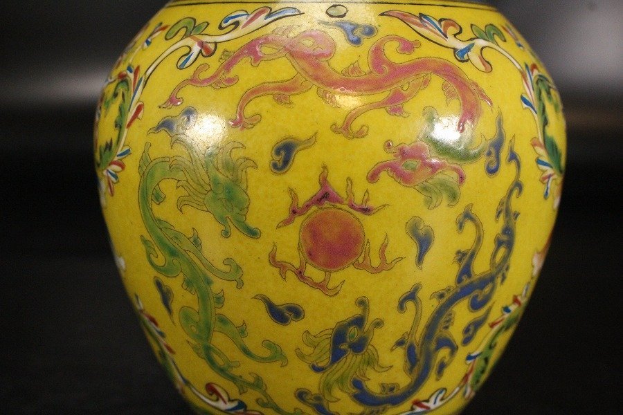 中国美術 黄地 色絵 草花紋 瓶 高21.5cm 乾隆年製款 旧家