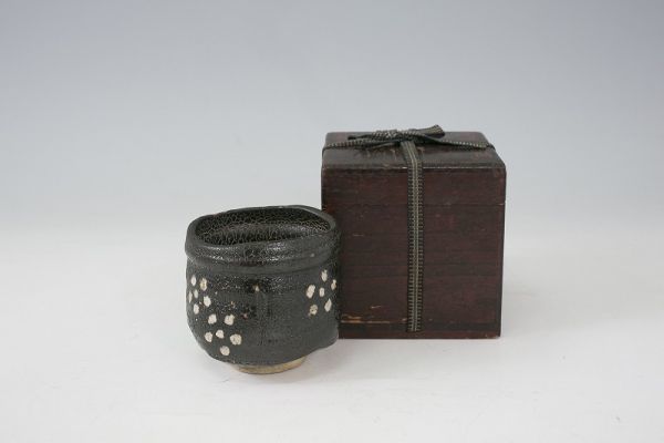 【道XJ135】桃山時代　瀬戸十作　元蔵作　黒織部　梅文　筒茶碗　日本古陶磁　茶陶　茶道具