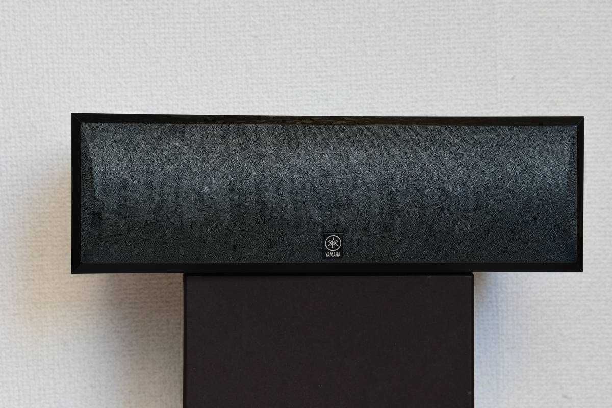 ヤマハ　シアタ－スピ－カ－。NS-C210(B)。出音、動作確認済みです。キズ、打痕等有りません。清掃完了です。　