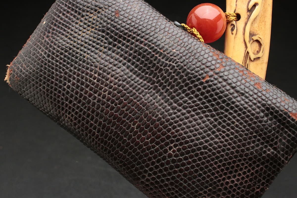 肥後象嵌 鉄地金銀象嵌 城山風景図 煙草入 在銘 箱付 肥後象嵌 鉄地