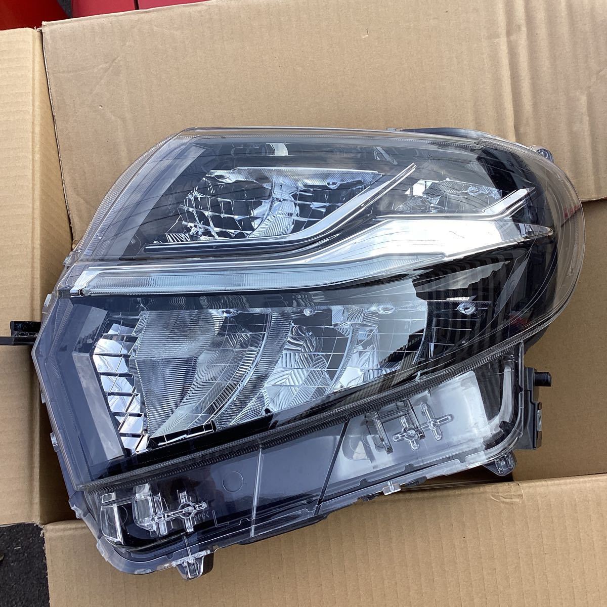 タント LA650S/LA660S 右 ヘッドライト LED 刻印:01/KOITO 100-69074 