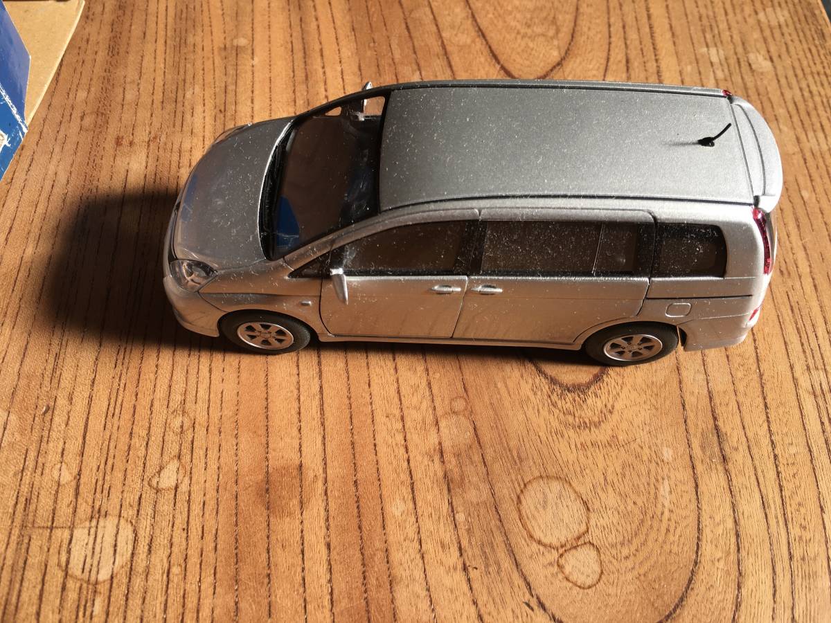 トヨタ アイシス カラーサンプル シルバー 1/30 自動車 ミニカー