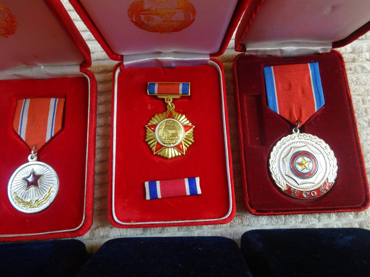 北朝鮮の勲章・メダル（オリジナルケース付き）、金日成バッジ等一式