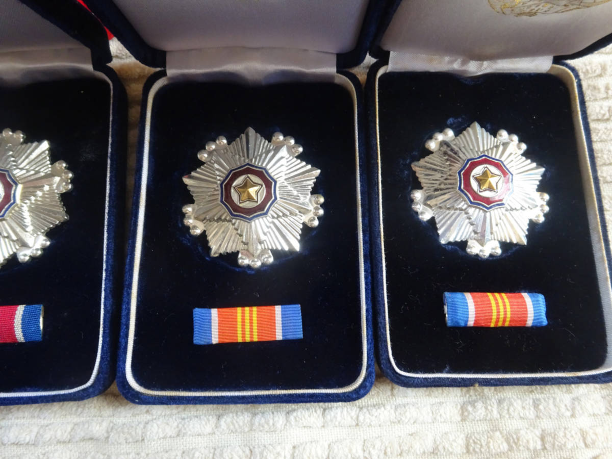 北朝鮮の勲章・メダル（オリジナルケース付き）、金日成バッジ等一式