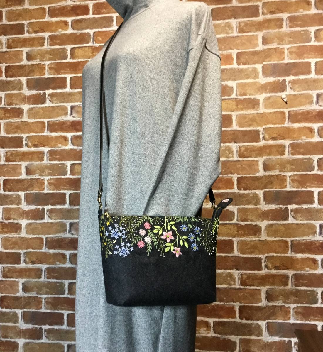 ハンドメイド 手刺繍 ウールツイード・チャコール 花柄刺繍 口
